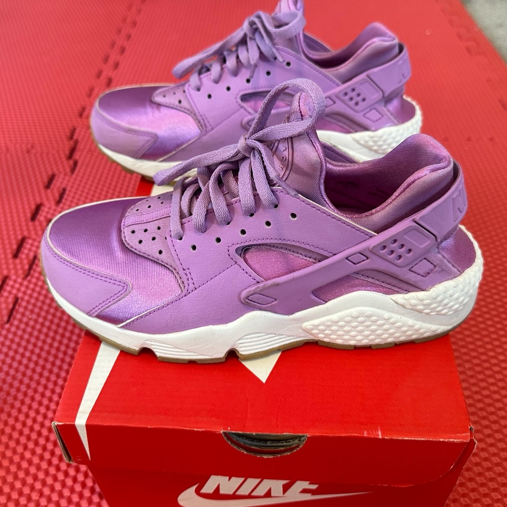 Nike Air Huarache Shoes in Size 7 Women - Picture 2 of 6